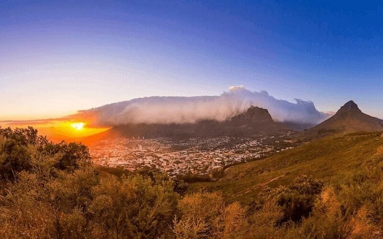 Núi Bàn và thành phố Cape Town dưới nắng mùa hè