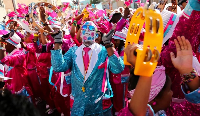 Đoàn diễu hành Kaapse Klopse với trang phục sặc sỡ trên đường phố Cape Town