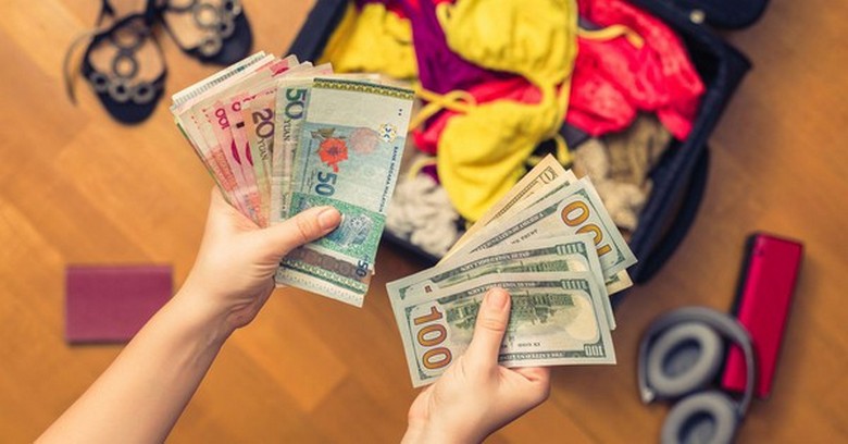 Đổi tiền và thẻ ngân hàng chuẩn bị cho chuyến đi