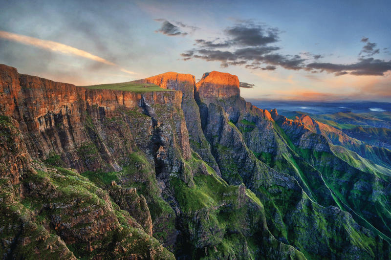  Toàn cảnh dãy núi Drakensberg với vách đá Amphitheatre hùng vĩ