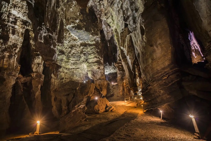 Lối đi bộ trên cao nhìn xuống khu khai quật bên trong hang Sterkfontein]