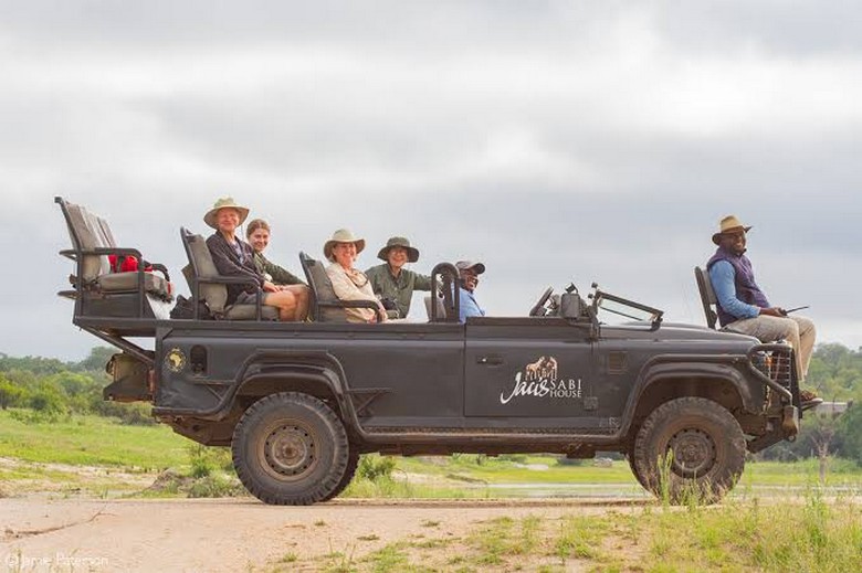 Xe safari lái off road tiếp cận thú tại Sabi Sands