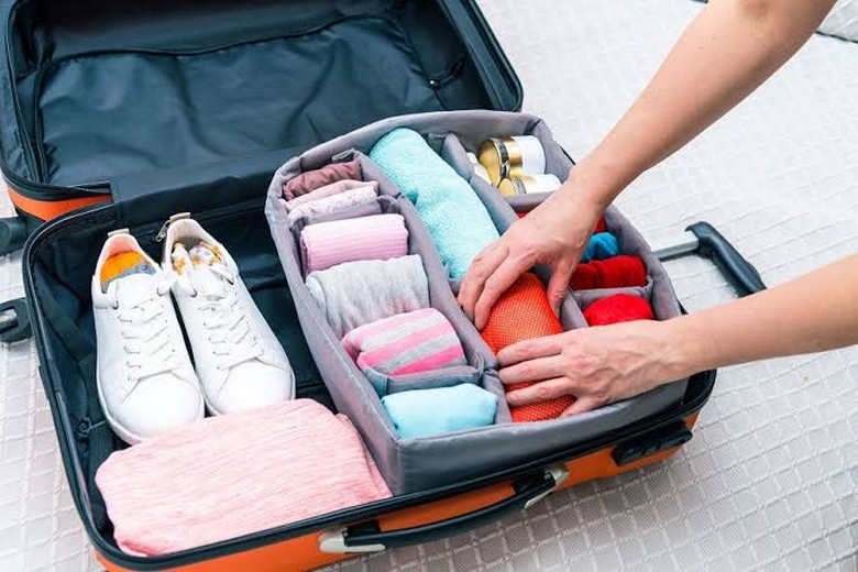 Vali và các giấy tờ quan trọng được sắp xếp gọn gàng trước chuyến đi