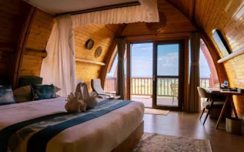 Phòng nghỉ safari lodge với ban công nhìn ra thảo nguyên